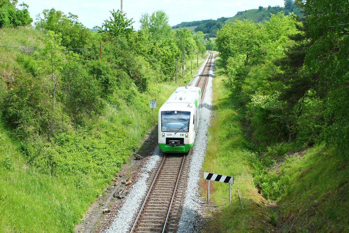 VT 309 der Erfurter Bahn (EB) am 13.6.2021 bei der Durchfahrt durch Krölpa auf dem Weg nach Saalfeld/Saale