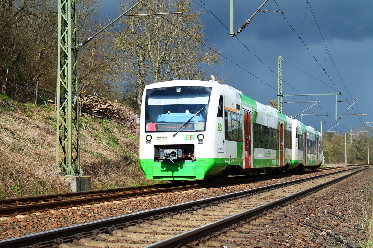 VT 310 zusammen mit VT 320 der Erfurter Bahn (EB) auf dem Weg von Jena nach Pößneck unterer Bahnhof. Hier zu sehen während einer der wenigen sonnigen Minuten des 14.4.2021 am Bahnübergang Großpürschütz bei Kahla 