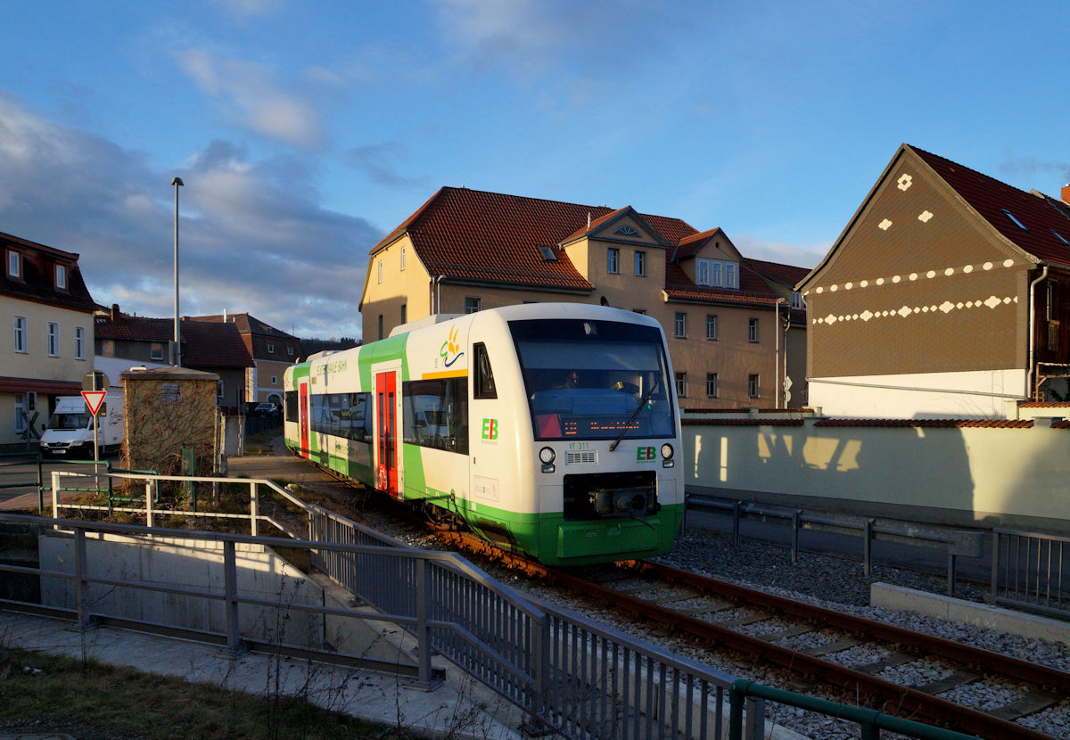 VT 311 der Erfurter Bahn war am 18.2.2020 als EB 80945 auf dem Weg von Weimar Hauptbahnhof nach Kranichfeld. Zwischen dem Haltepunkt Bad Berka Zeughausplatz und dem Bahnhof Bad Berka geht es mitten durch den Ort.