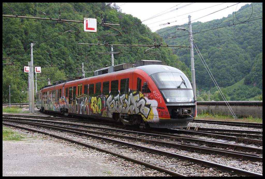 VT 312-130 nach Lubljana fährt hier am 14.5.2017 um 15.59 Uhr in Zidani Most ein. Leider sind Triebwagen und Schnellzüge in Slowenien stets besprüht. Eine Ausnahme bildet nur der Pendolino!