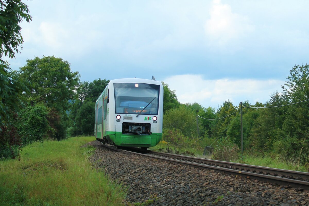 VT 316 der Erfurter Bahn (EB) am 11.9.2021 bei der Durchfahrt durch Pößneck in Richtung Gera