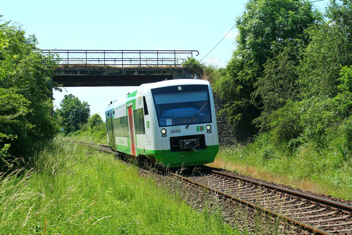 VT 318 der Erfurter Bahn (EB) am 18.6.2021 zwischen Pößneck und Oppurg 