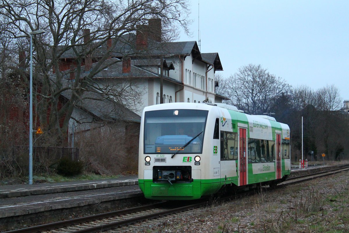 VT 320 der Erfurter Bahn (EB) am 28.3.2021 beim Zwischenhalt am Oberen Bahnhof in Pößneck