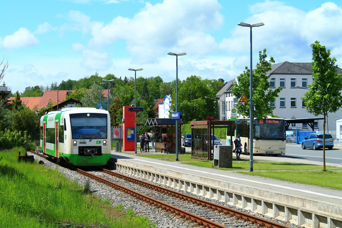 VT 320 der Erfurter Bahn (EB) am 22.5.2021 am unteren Bahnhof in Pößneck