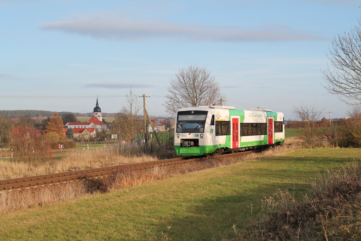 VT 320 der Erfurter Bahn (EB) am 26.11.2021 bei Dreitzsch auf dem Weg nach Saalfeld/Saale