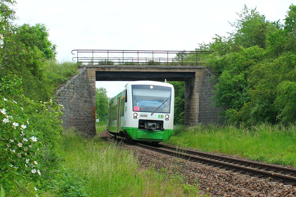 VT 323 der Erfurter Bahn (EB) am 12.6.2021 zwischen Oppurg und Pößneck