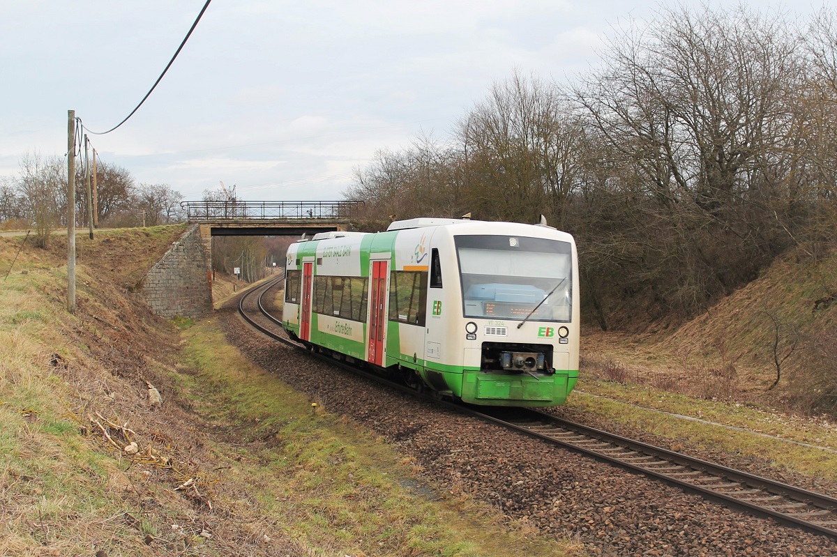 VT 324 der Erfurter Bahn (EB) am 17.2.2023 als RE 12 auf dem Weg von Leipzig Hbf nach Saalfeld/Saale. Hier beim Passieren der LPG-Brücke bei Pößneck