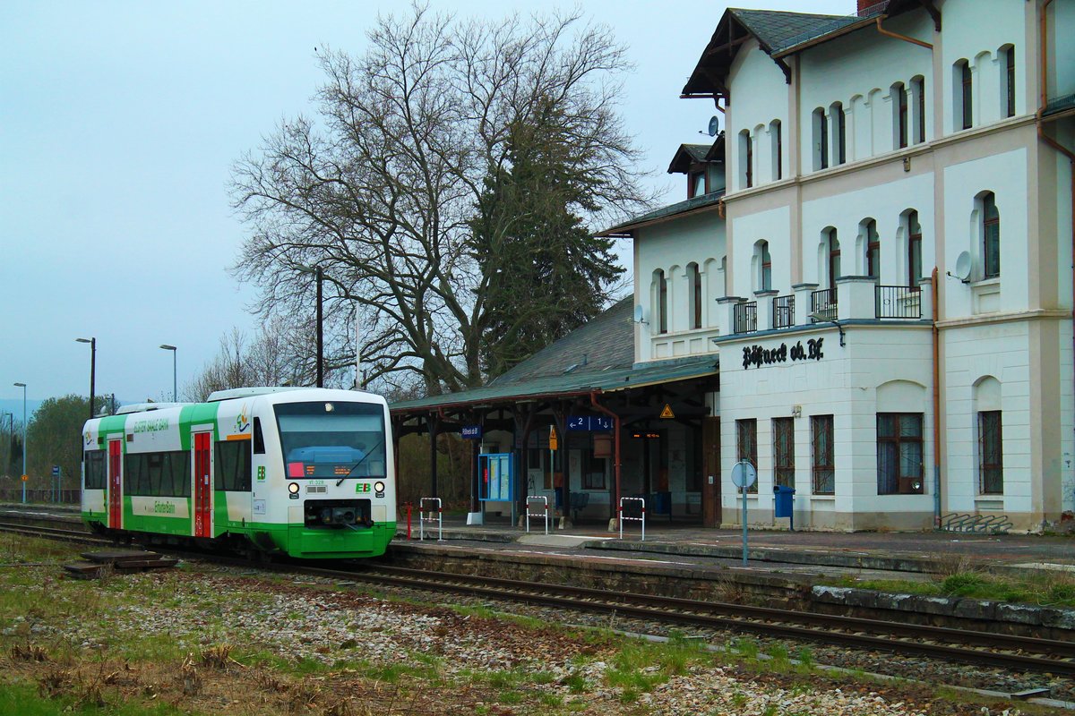 VT 328 der Erfurter Bahn (EB) am 18.4.2021 auf dem Weg von Saalfeld/Saale nach Leipzig. Hier zu sehen beim Zwischenstopp am Oberen Bahnhof in Pößneck