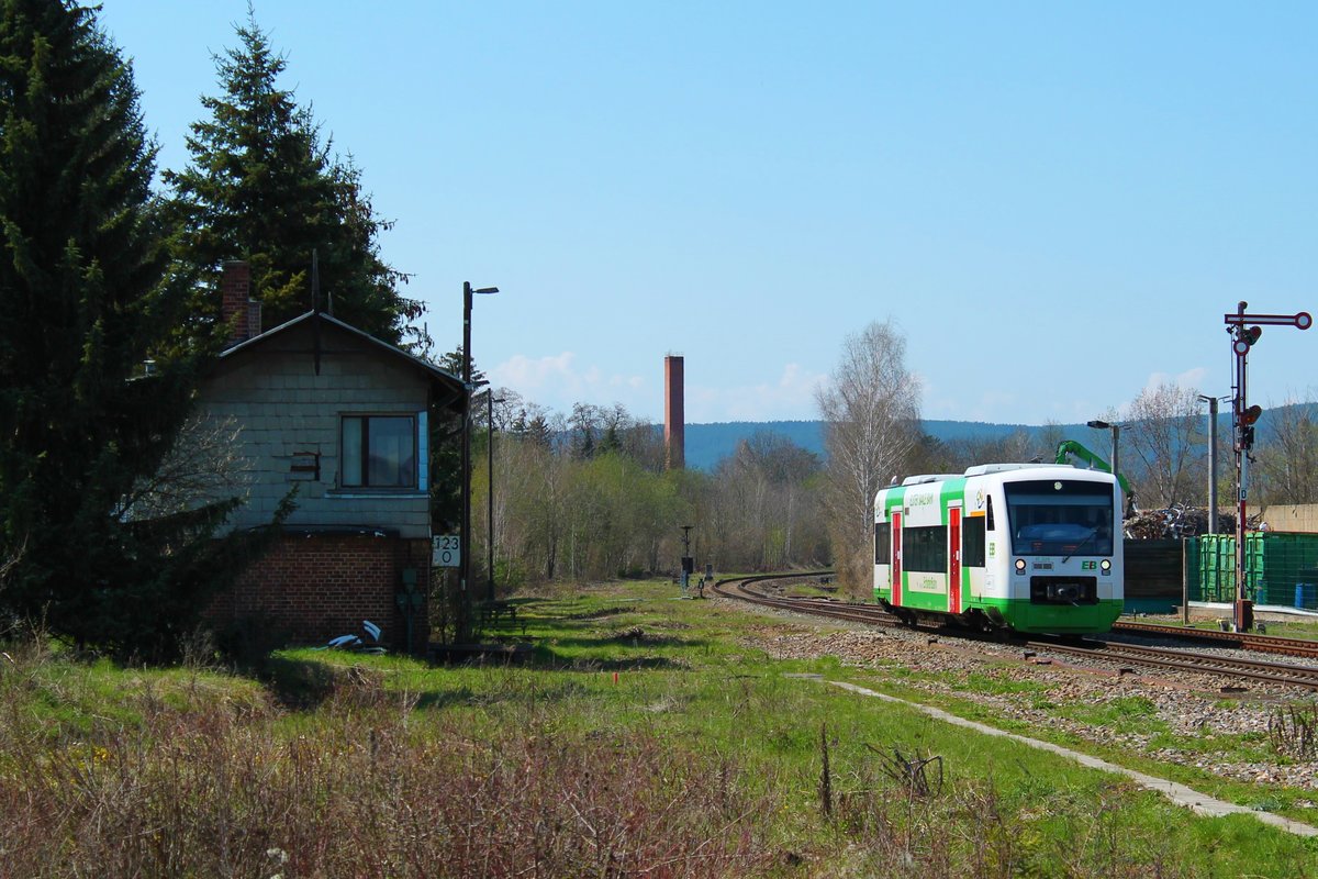VT 328 der Erfurter Bahn (EB) am 21.4.2021 bei der Einfahrt zum oberen Bahnhof in Pößneck. 