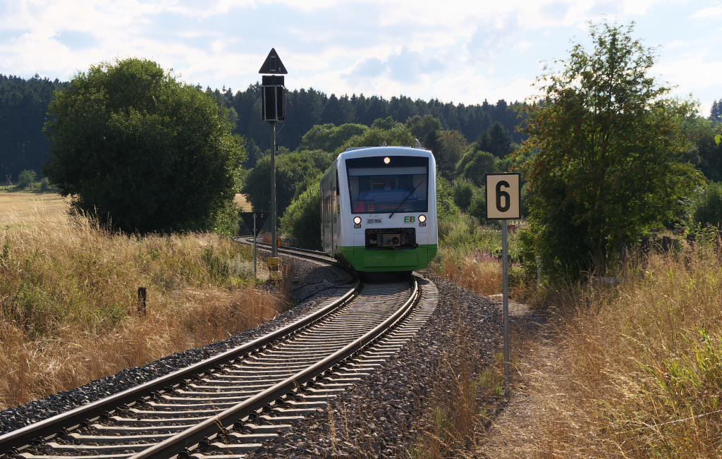 VT 331 der Erfurter Bahn Saalfeld - Blankenstein beim Einfahrsignal von Unterlemnitz.
An einem unbeschrankten Feldwegbahnbergang haben wir am 14.08.2013 einen schnen Fotostandort gefunden.
KBS 557 - Bahnstrecke 6709 Wurzbach - Unterlemnitz.