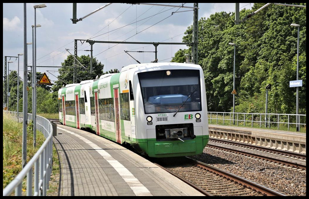 VT 333 der Erfurter Bahn durchfährt hier aus Hof kommend am 26.6.2021 um 12.55 Uhr den Bahnhof Reuth in Richtung Plauen.