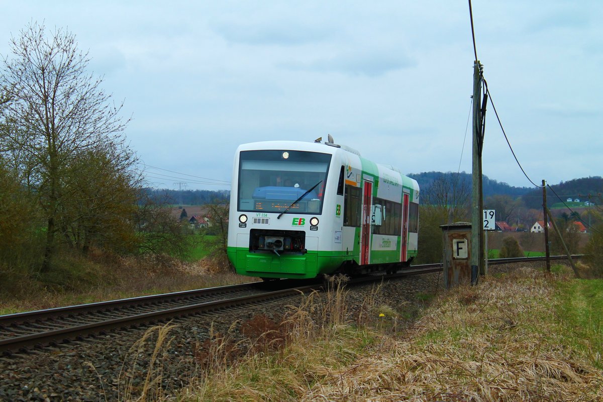 VT 334 der Erfurter Bahn (EB) am 16.4.2021 bei der Ausfahrt Pößneck-Ost in Richtung Oppurg. Der Zug war auf dem Weg von Saalfeld/Saale nach Leipzig Hbf.