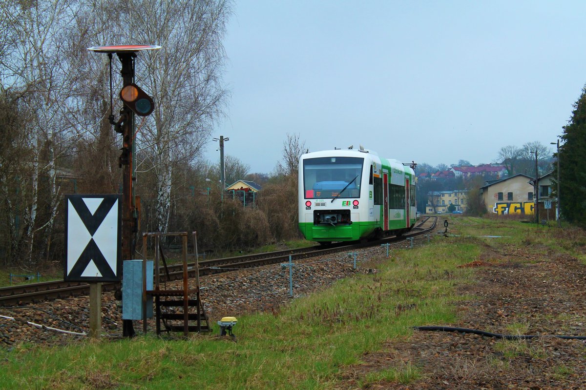VT 335 der Erfurter Bahn (EB) am 19.4.2021 bei der Einfahrt zum Oberen Bahnhof in Pößneck. Der Zug war auf dem Weg von Saalfeld/Saale nach Leipzig.
