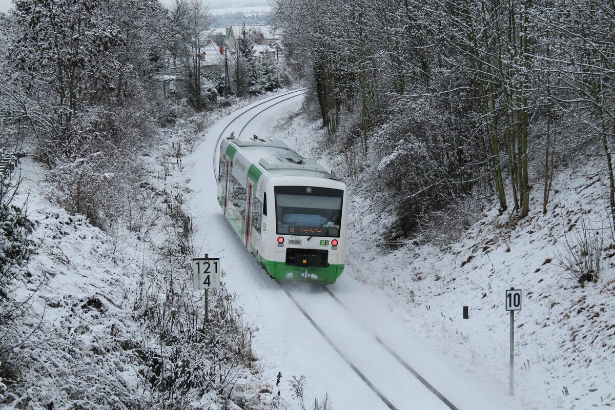 VT 335 der Erfurter Bahn (EB) am 8.1.2022 bei der Durchfahrt durch Pößneck in Richtung Gera