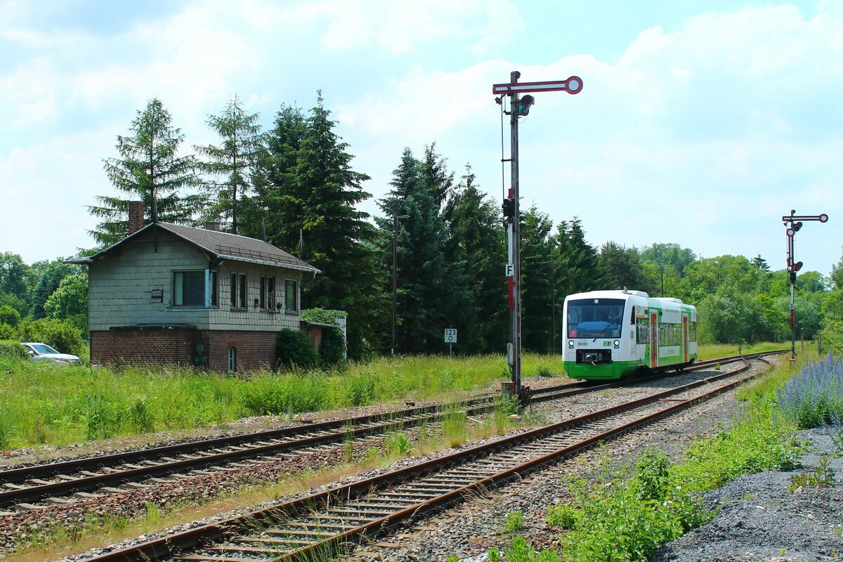 VT 336 der Erfurter Bahn (EB) am 11.6.2021 bei der Einfahrt zum oberen Bahnhof in Pößneck