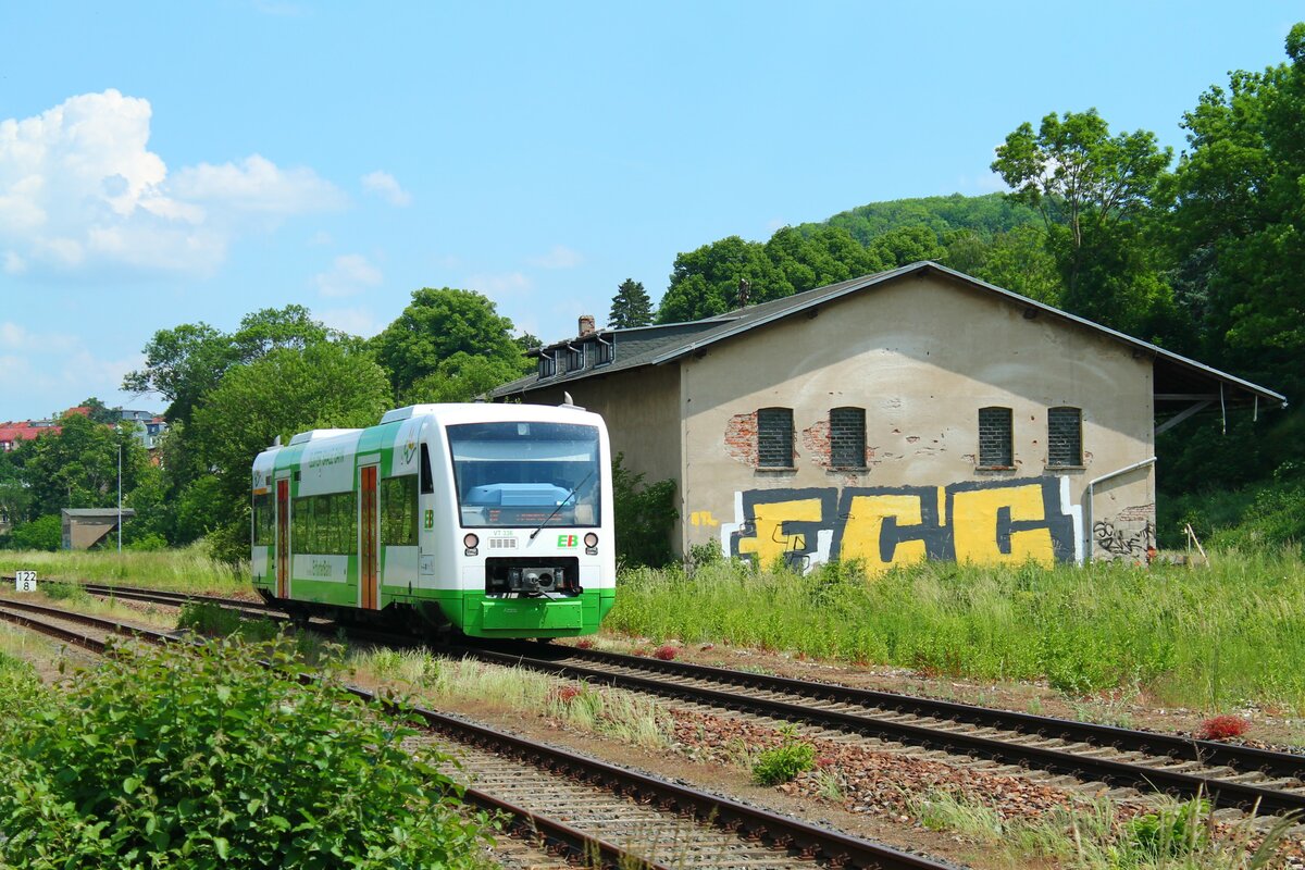 VT 336 der Erfurter Bahn (EB) am 11.6.2021 bei der Einfahrt zum oberen Bahnhof in Pößneck