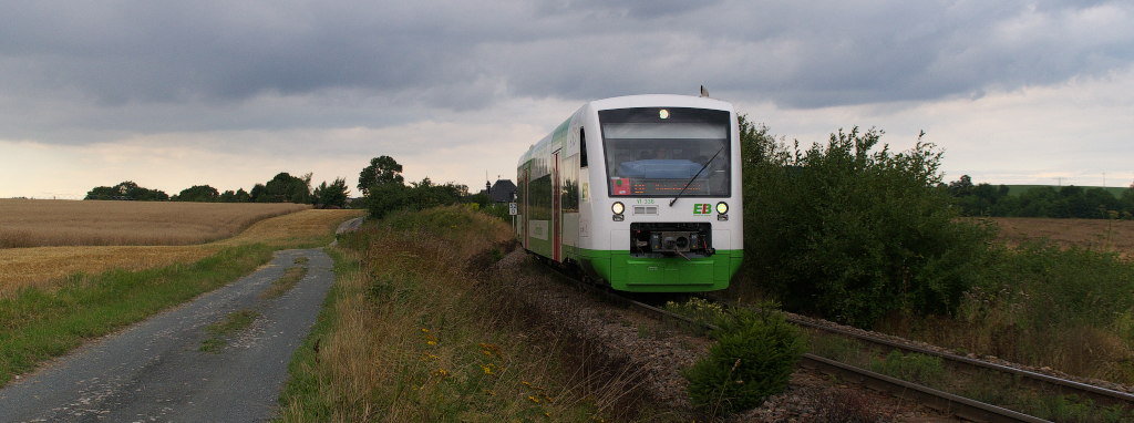 VT 336 der Erfurter Bahn hat gerade den Keilbahnhof Unterlemnitz in Richtung Bad Lobenstein verlassen.
Hier ndert sich die Kilometierung und es beginnt ein Streckenwechsel.
VT 336 ist nun auf der Strecke 6683 unterwegs, der Thringer Oberlandbahn.
Der Triebwagen ist auf der Relation Saalfeld - Blankenstein unterwegs.

13.08.2013