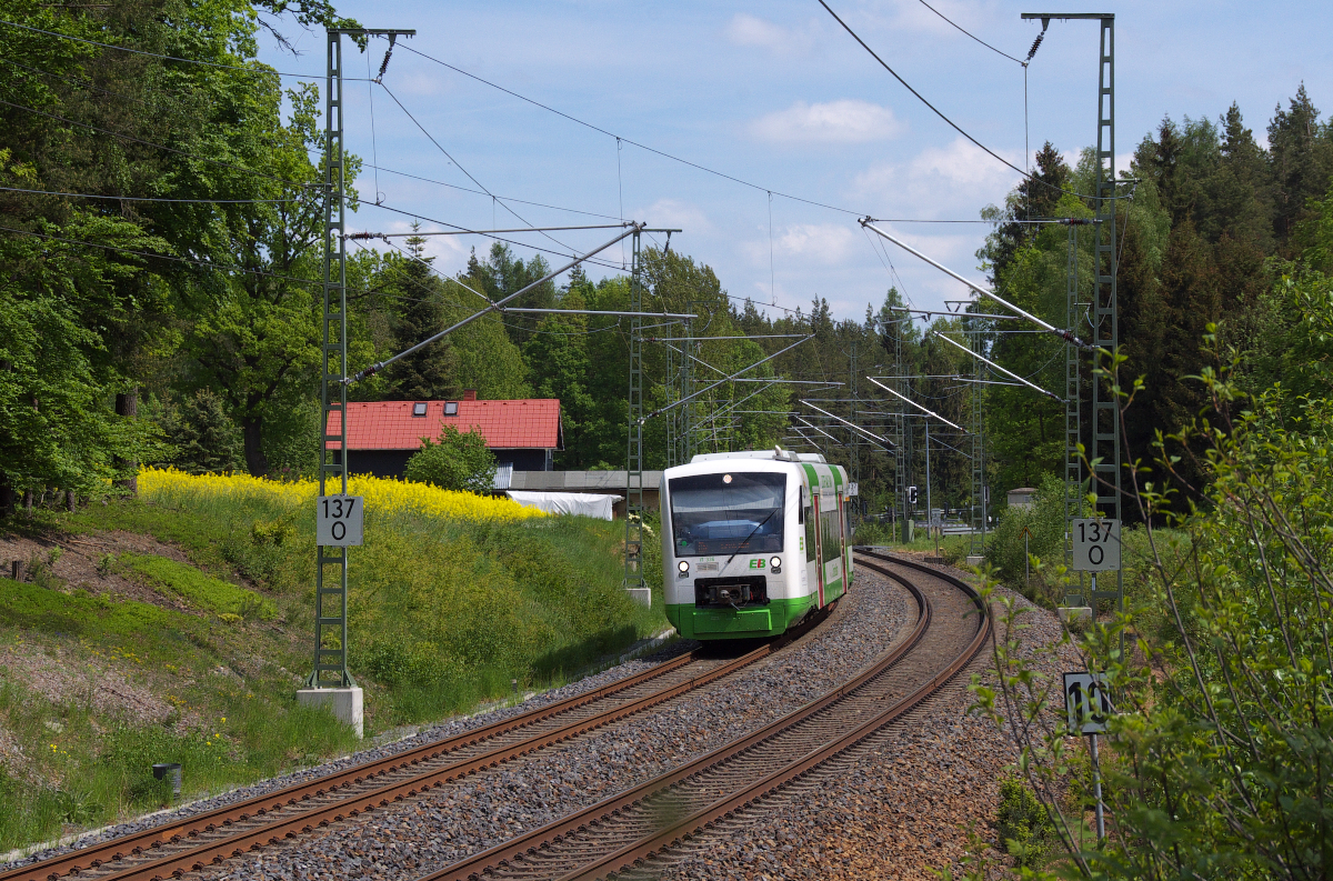 VT 336 der Erfurter Bahn rollt die Höhen des Vogtlandes herunter. EB Hof - Gera wird in Mehltheuer die Bahnstrecke 6362 verlassen und über Zeulenroda und Weida nach Gera fahren. 18.05.2015