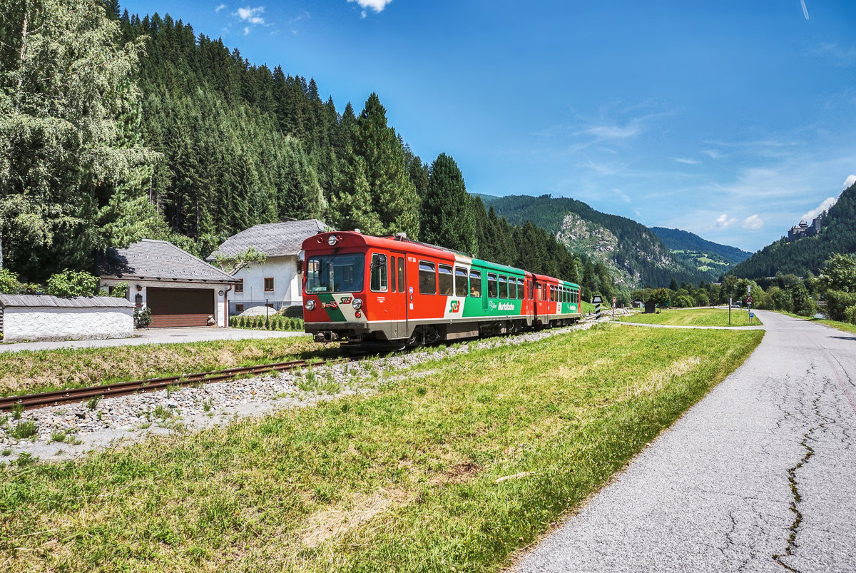 VT 34 fährt mit dem VS 42 als R 8712 (Tamsweg - Unzmarkt) kurz vor dem Bahnhof Ramingstein-Thomatal vorüber.
Aufgenommen am 31.7.2017.