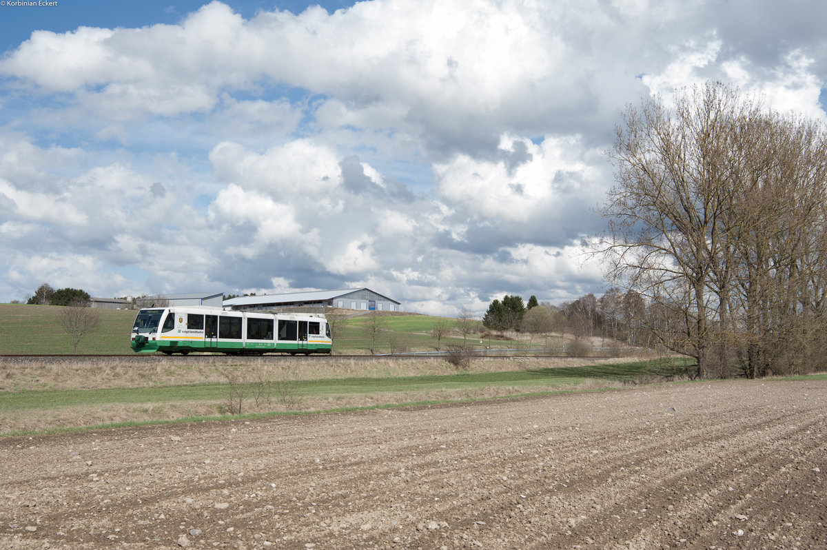 VT 34 der Vogtlandbahn als Oberpfalzbahn-Ersatz als OPB 20881 von Oberkotzau nach Marktredwitz bei Wurlitz, 13.04.2018