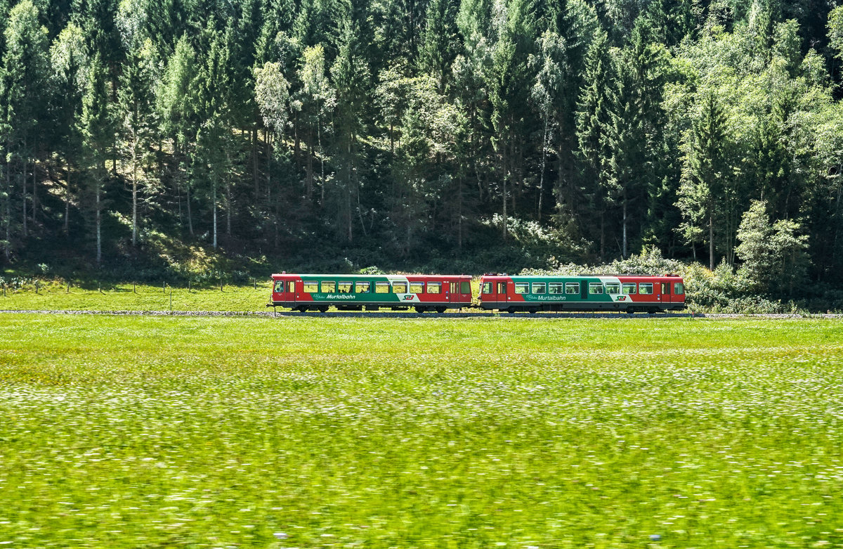 VT 35 ist mit dem VS 43 als R 8710 (Tamsweg - Unzmarkt) zwischen Einach und Stadl a. d. Mur unterwegs.
Aufgenommen am 31.7.2017.