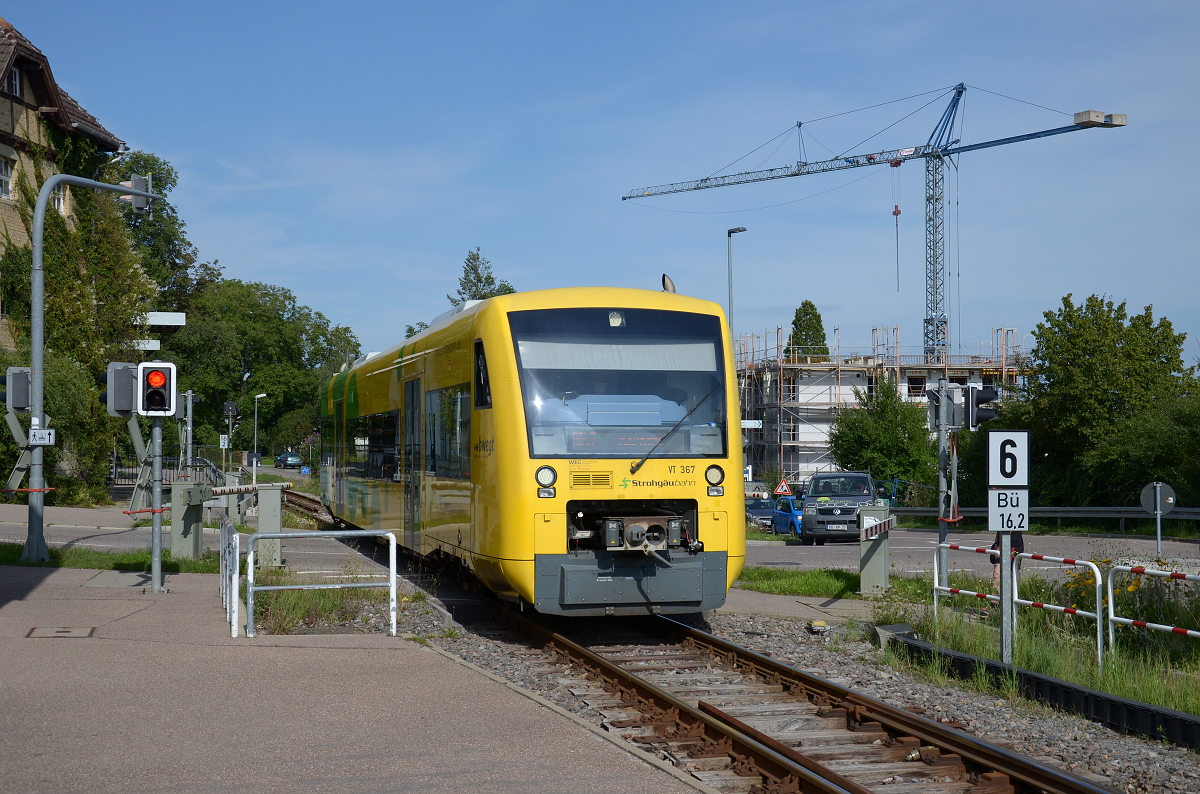 VT 367 fährt am 10. August 2021 in den Endbahnhof Heimerdingen ein.