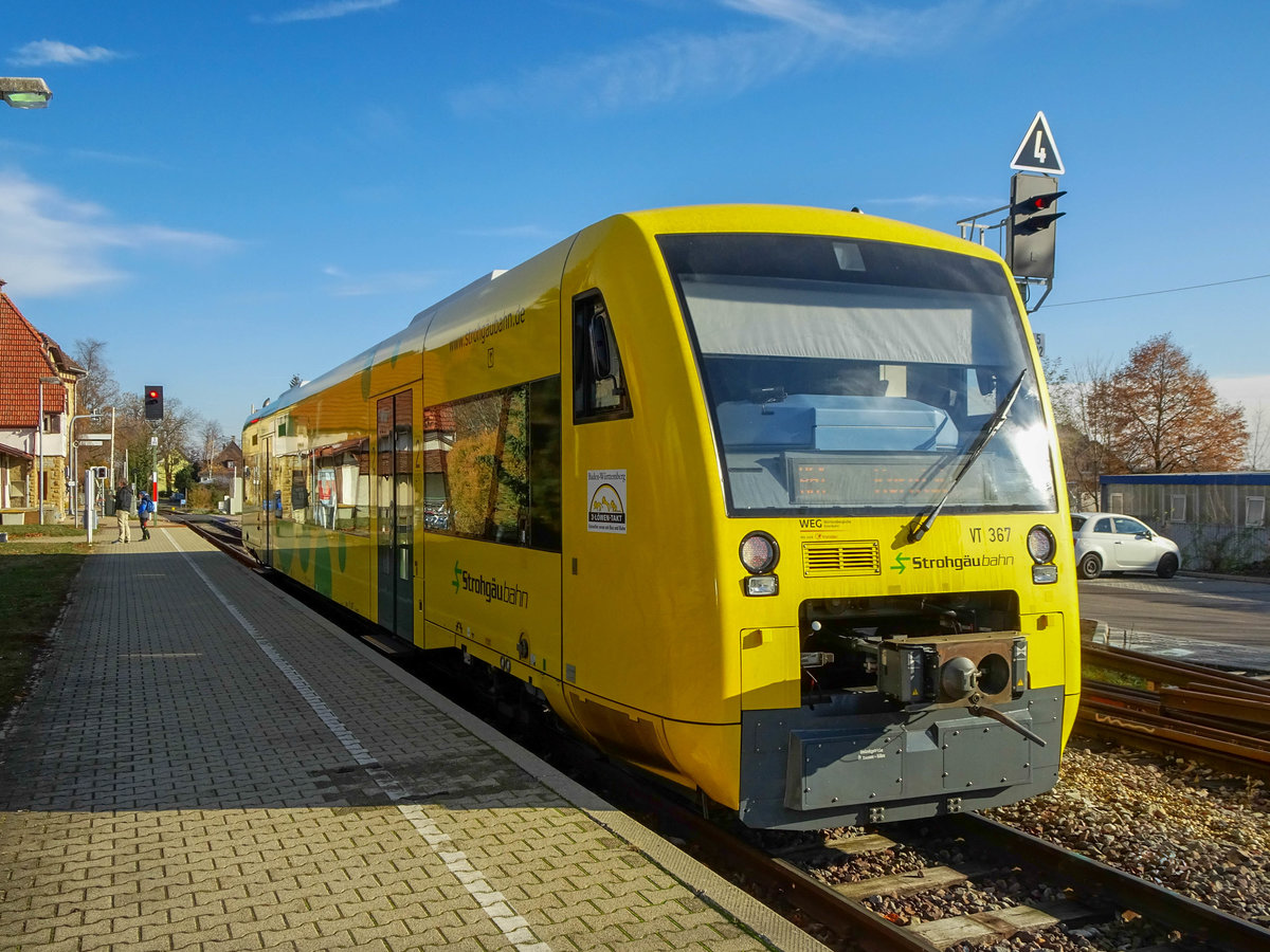 VT 367 der Württembergischen Eisenbahn-Gesellschaft steht als R61 nach Korntal in Heimerdingen, 25.11.2018.