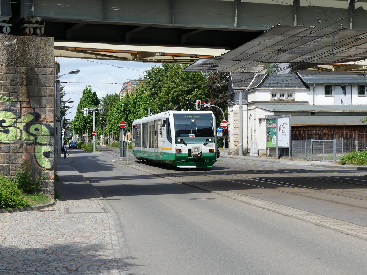 VT 39 nach Falkenstein am 21.05.2016 auf der Äusseren Schneeberger Strasse in Zwickau.