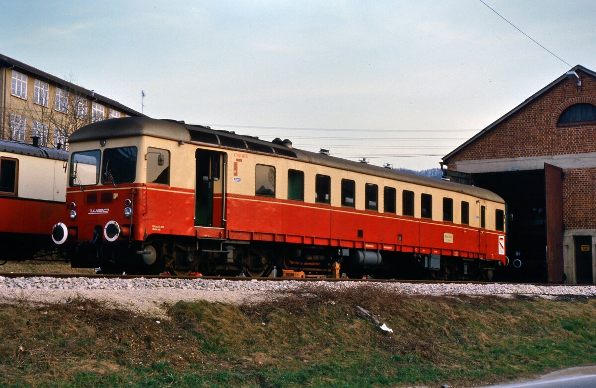 VT 401 (WEG) vor dem Wagenschuppen der Tälesbahn, 1984 einer der ältesten VTs auf Nebenbahnschienen.