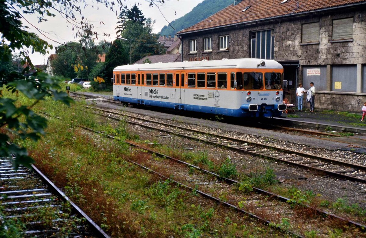 VT 405 der WEG im Bahnhof Urach bei einer Sonderfahrt auf der Ermstalbahn. Wo der Esslinger auf Fahrgäste wartet, verläuft nun eine Straße, der Bahnhof kann als solcher nicht länger genutzt werden. 
Datum: 21. August 1988