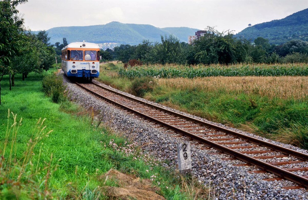 VT 405 der WEG bei einer Sonderfahrt auf der Ermstalbahn, welche  zu dieser Zeit eine von der DB  nur noch wenig genutzte Nebenbahn war. 
Datum: 21. August 1988