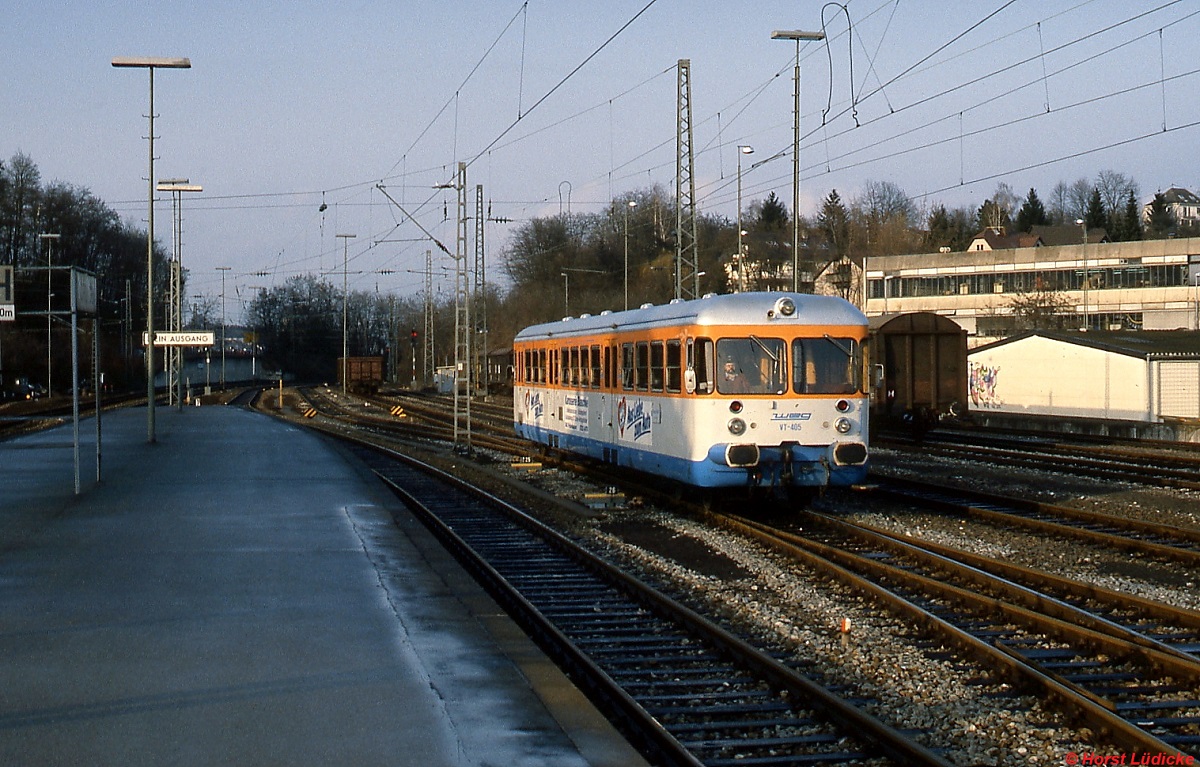 VT 405 der WEG (Esslingen 1958/24999) am 28.02.1992 im Bahnhof Nürtingen. Das Fahrzeug stammt von Frankfurt-Königsteiner Eisenbahn (dort VT 101) und wurde 1975 an die WEG verkauft, die ihn zunächst als T 19 einsetzte.