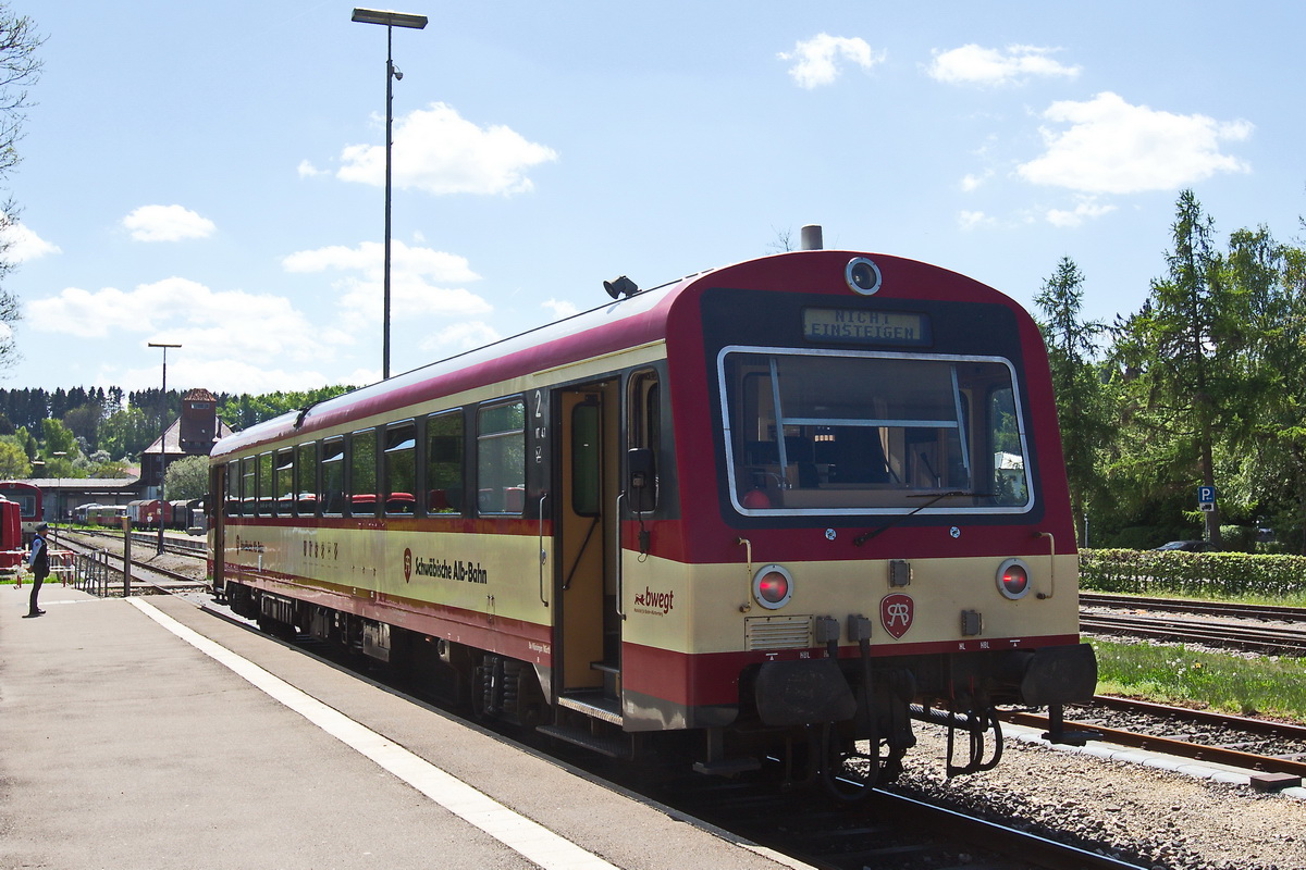 VT 41 / 626 141-5 (NVR Nummer: 95 80 0626 141-5 D-SAB) der SAB am 14. Mai 2022 steht zur Rückfahrt nach Schelklingen in Münsingen bereit.