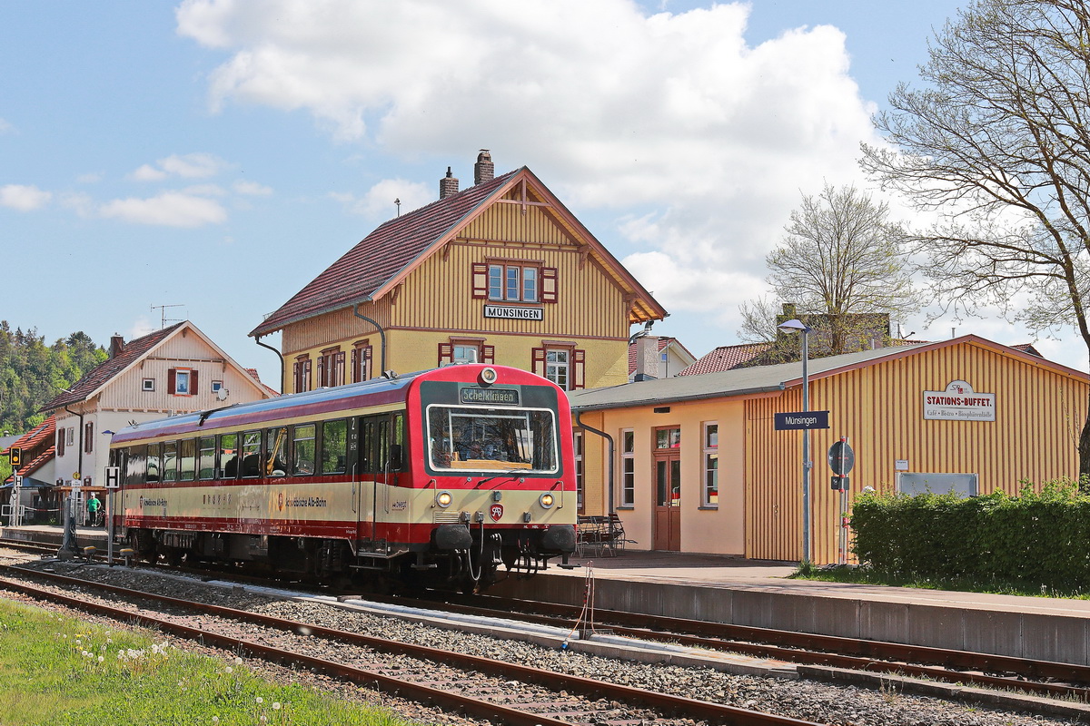 VT 41 in Richtung Schelklingen steht im Bahnhofbereich Münsingen am 14. Mai 2022 der Schwäbische-Alb-Bahn.