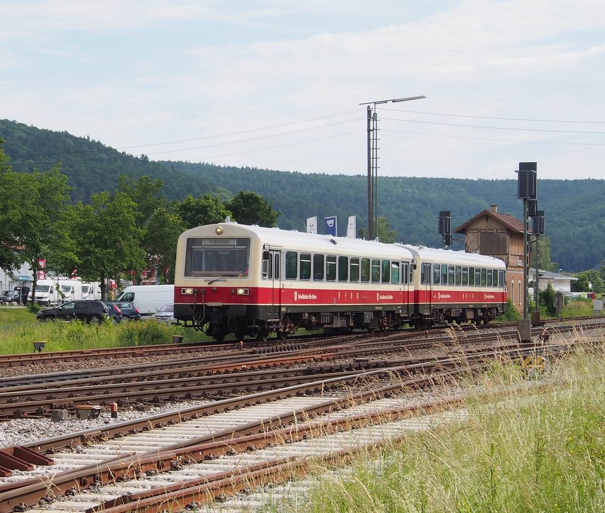 VT 411 und Vs 201 bilden die RB 22171 von Ulm nach Engstingen.

Aufnahmedatum: 20. Juni 2019
