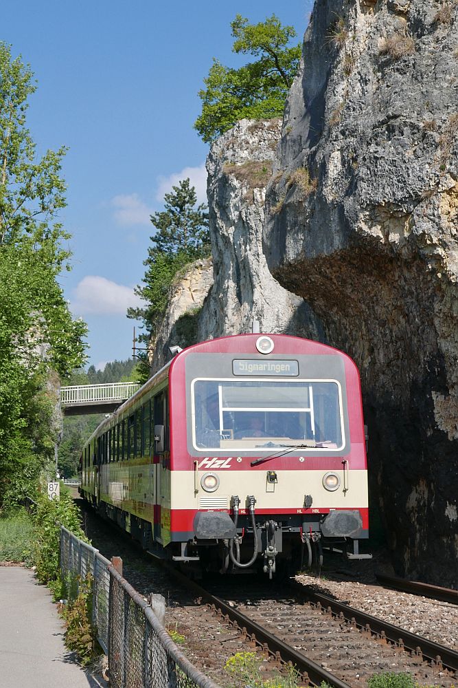 VT 42 (626 142) der Hohenzollerischen Landesbahn mit Fahrradwagen und VT 41 am Zugende befinden sich am 05.05.2018 als HzL 87622 'NATURPARKEXPRESS' von Tuttlingen kommend kurz vor der Einfahrt in den Zielbahnhof Sigmaringen.