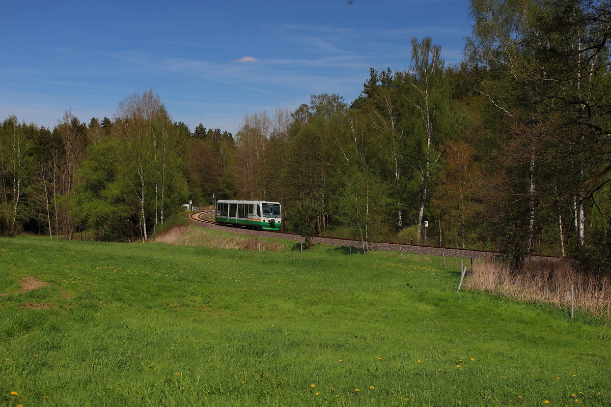 VT 42 bei Iffersgrün unterwegs nach Falkenstein. Bei schönsten Frühlingswetter, dabei fügt sich der Regiosprinter in weiß grün gut ins Grün der Umgebung ein. Aufgenommen am 27.04.2018