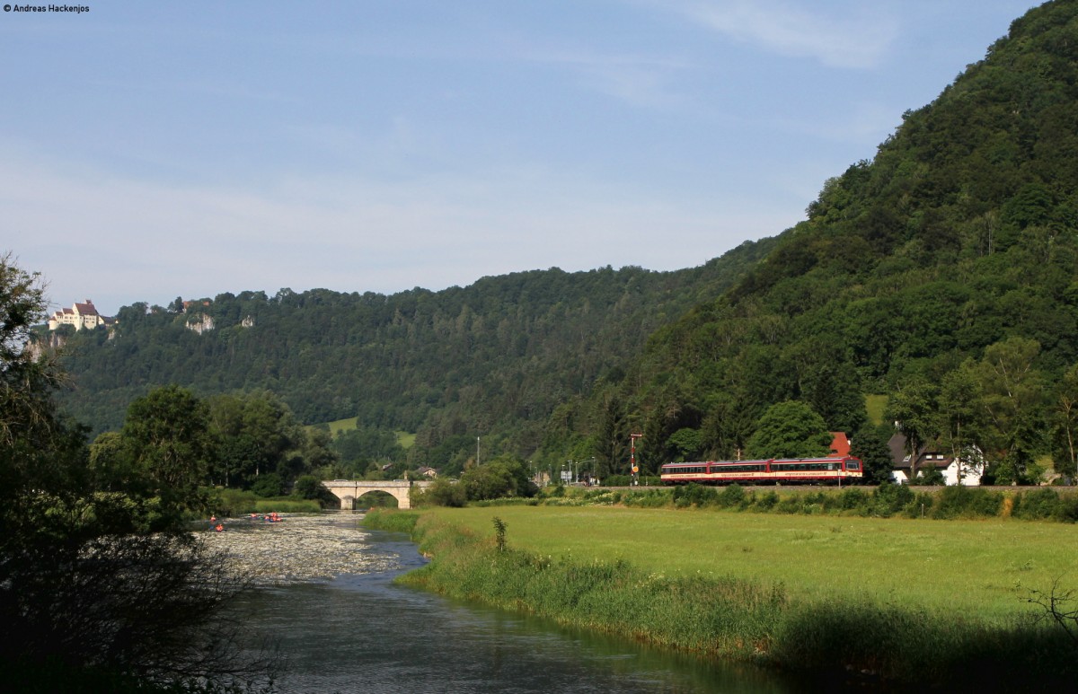 VT 42, VT 41 und VS 16 als HzL88054 (Tuttlingen-Sigmaringen) bei Hausen im Tal 4.7.15