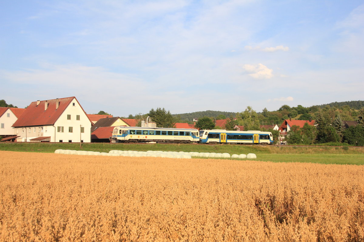 VT 421+440 auf ihrer Fahrt von Rudersberg-Oberndorf nach Schorndorf am 18.07.2017 in Michelau. 