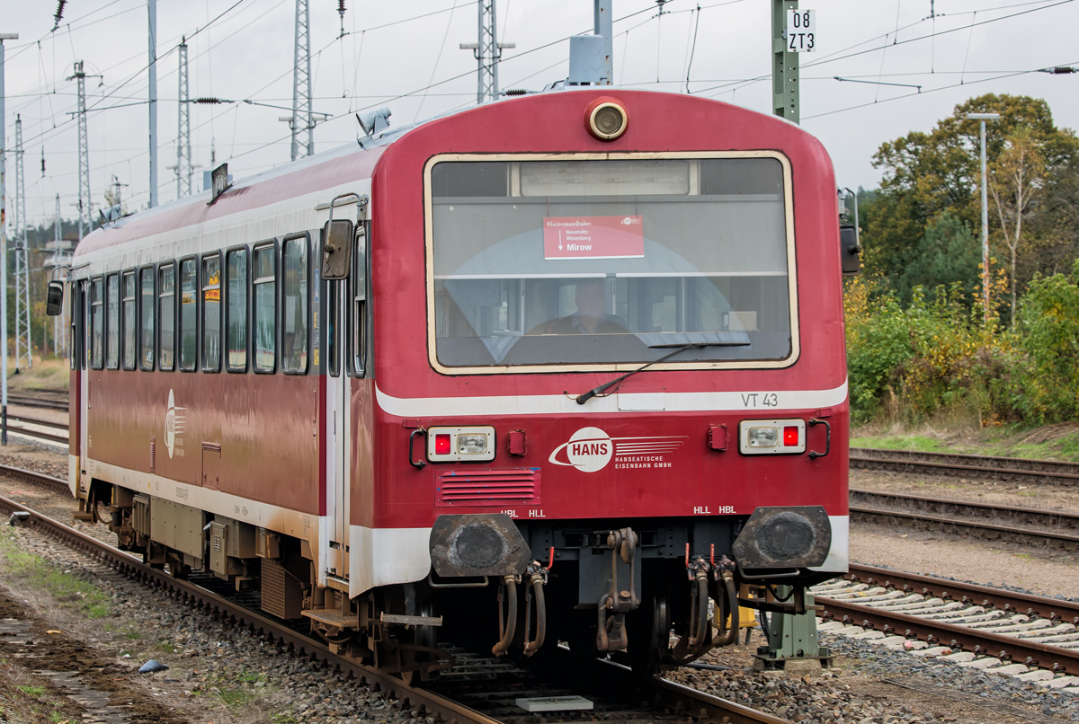 VT 43 der HANS wird an das Bahnsteiggleis 4A in Neustrelitz gesetzt. - 24.10.2017

