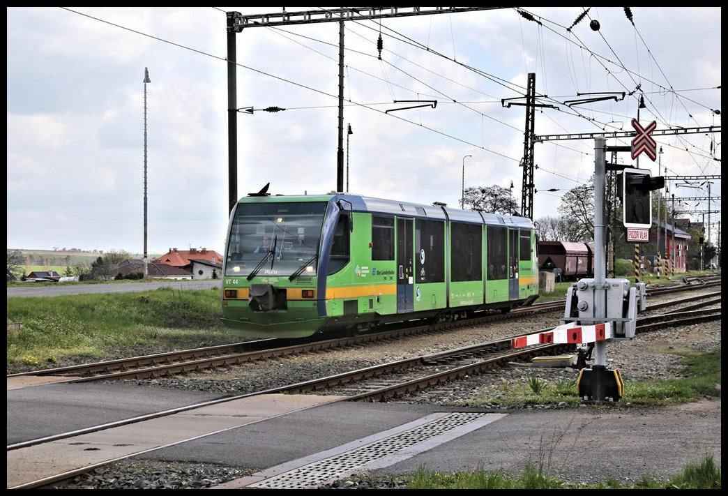 VT 44 Die Länderbahnen verläßt hier am 19.4.2023 um 13.36 Uhr den Bahnhof Brezno u Chomutova in Richtung Chomutov.
