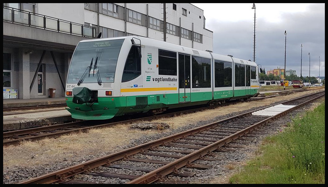 VT 44 der Vogtlandbahn aus Zwickau ist hier am 23.6.2018 im Stadtbahnhof von Karlovy Vary in Tschechien angekommen.