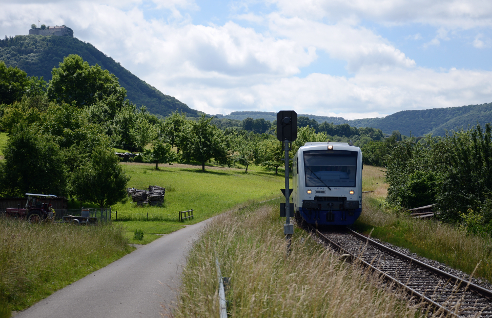 VT 442 (Katja) und 446 (Agnes) am 22. Juni 2016 als WEG 88521 kurz vor Linsenhofen.