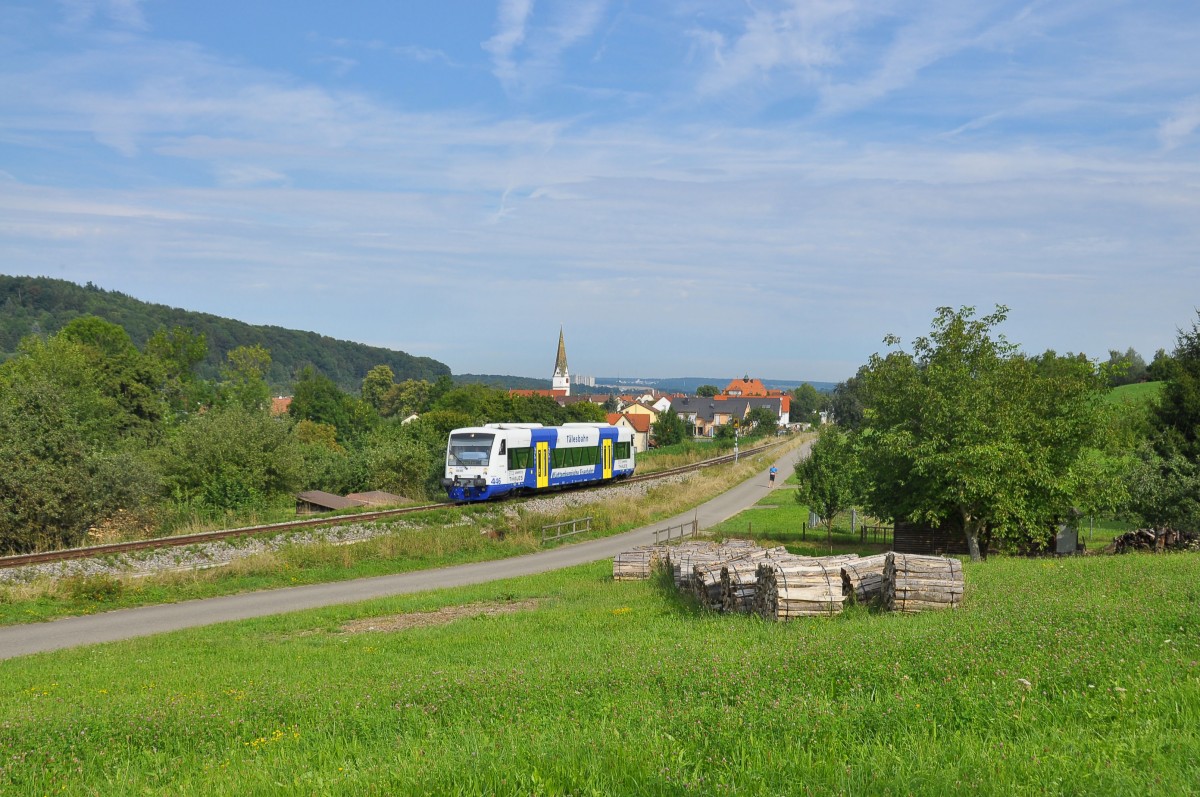 VT 446 der Wrttembergischen-Eisenbahn-Gesselschaft ist mit WEG R82 von Nrtingen nach Neuffen unterwegs.Aufnahmen entstand bei Frickenhausen-Linsenhofen am 18.8.2013.