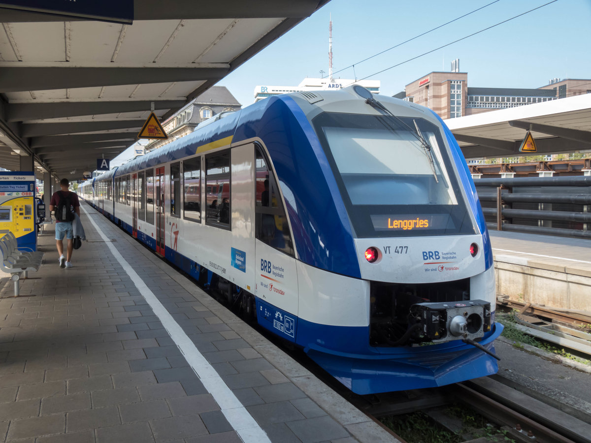 VT 477 der BRB nach Lenggries mit 2 weiteren Lint 54 in München Hbf, 18.09.2020.