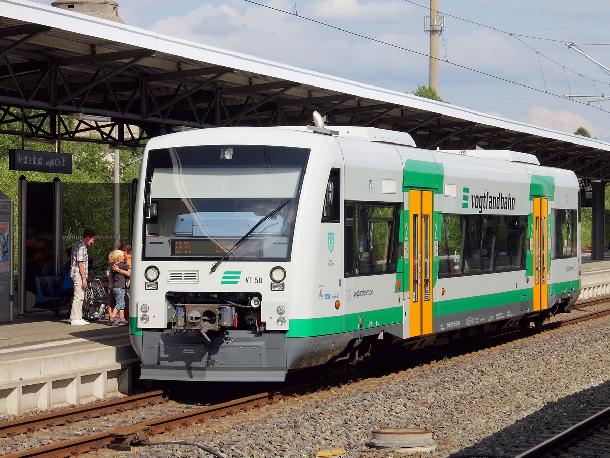 VT 50 (95 80 0650 150-5 D-VBG) der Vogtlandbahn steht im Bahnhof Reichenbach (Vogtl) ob Bf zur Weiterfahrt nach Cheb über die Göltzschtalbrücke am 10. August 2014 bereit.