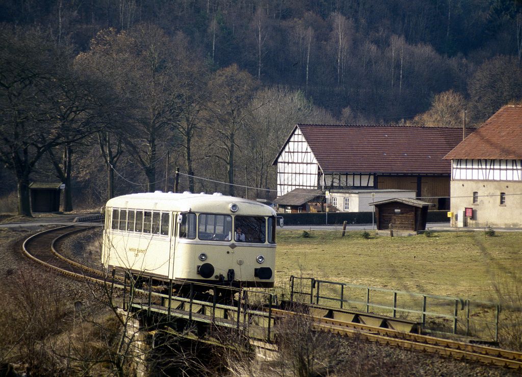 VT 50 der Hersfelder Eisenbahngesellschaft am 15.03.1993 bei Schenksolz. Ein VT 95 mit normalen Puffern - wenn auch einer von der Form her abweicht.