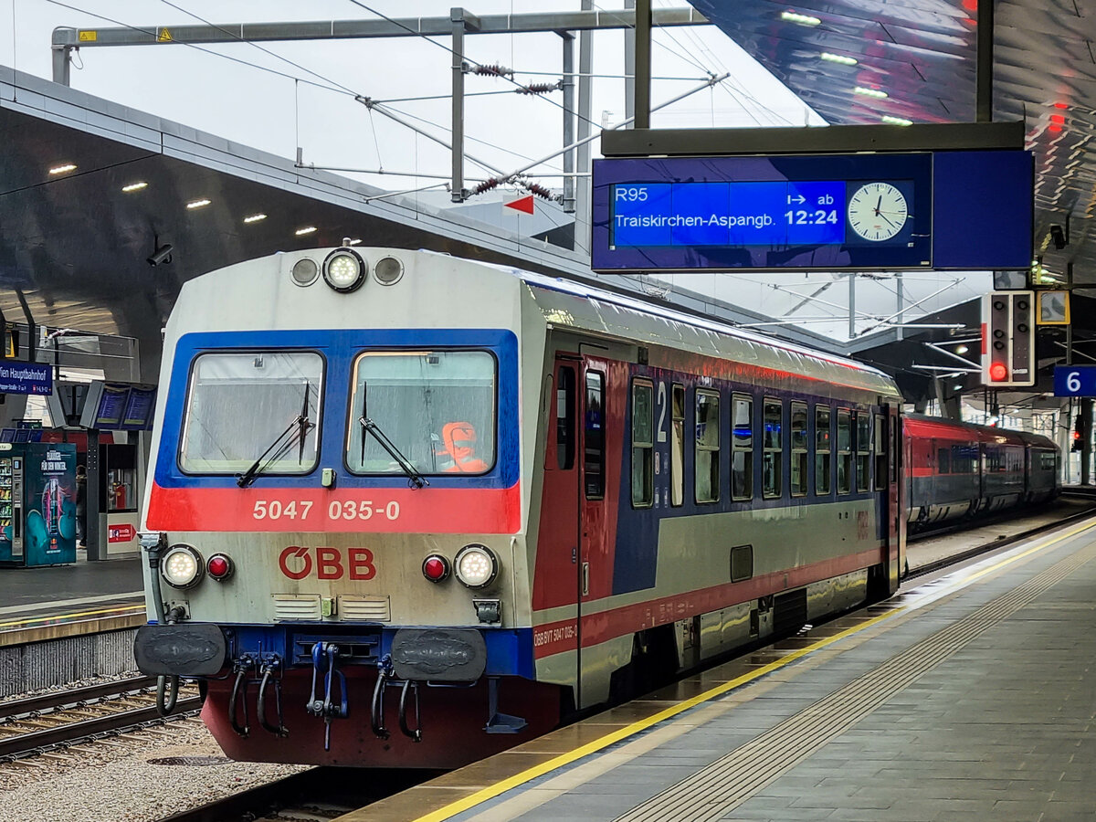 VT 5047 035-0 mit einem Regionalzug nach Traiskirchen-Aspangbahn in Wien Hbf, 24.11.2022.