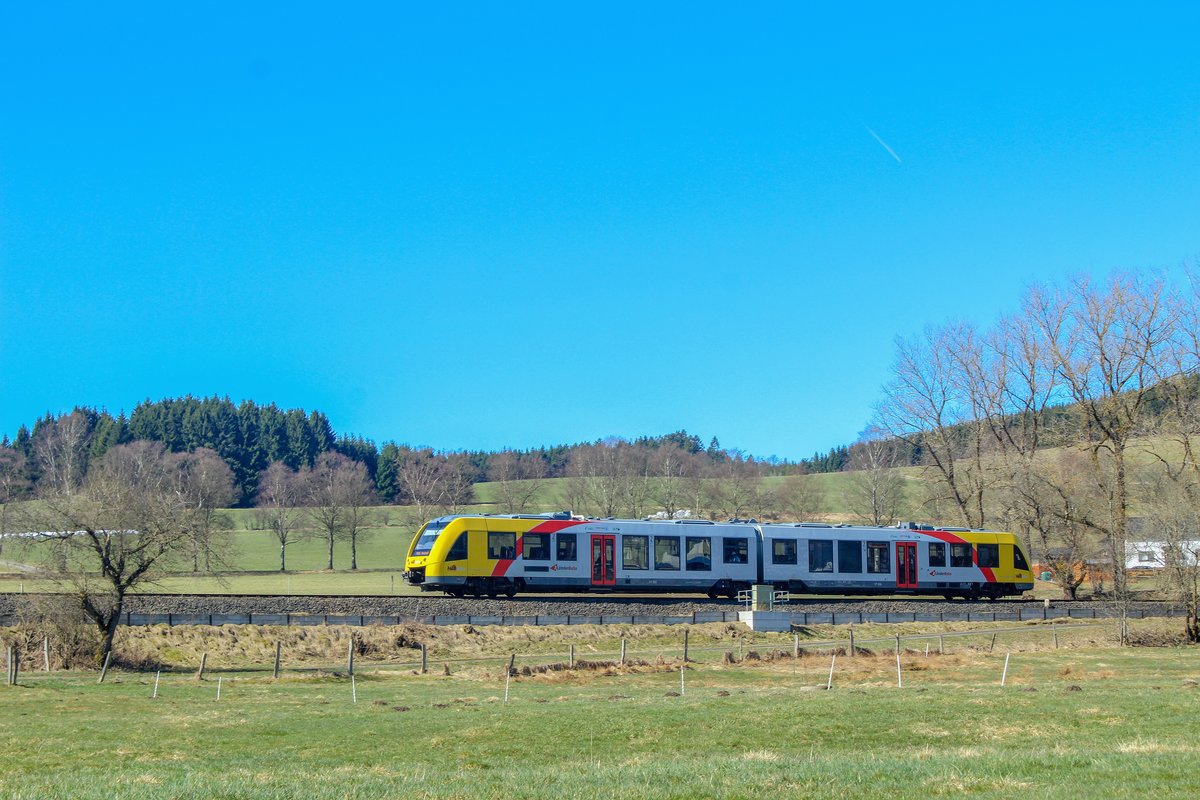 VT 506 (95 80 1648 106-0 D-HEB / 95 80 1648 606-9 D-HEB) verlässt als RB 93 nach Betzdorf den Ort Womelsdorf in Richtung Erndtebrück.