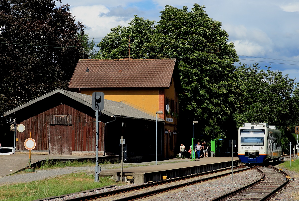 VT 507 verlässt am 25.07.2015 den Bahnhof Zell am Harmersbach in Richtung Oberharmersbach